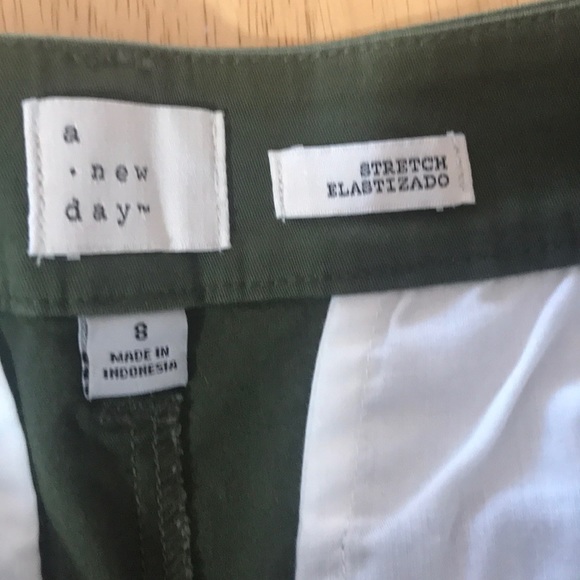 NWT Green Shorts Size 8 - Picture 4 of 12